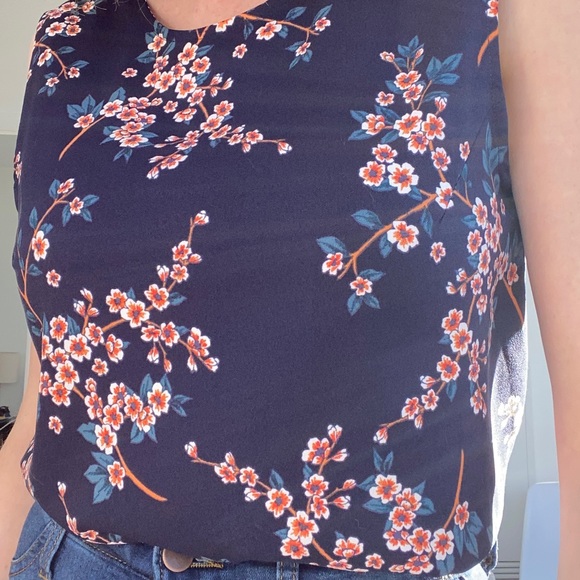 3/$30 Navy floral Banana Republic, loose peplum - Picture 4 of 5